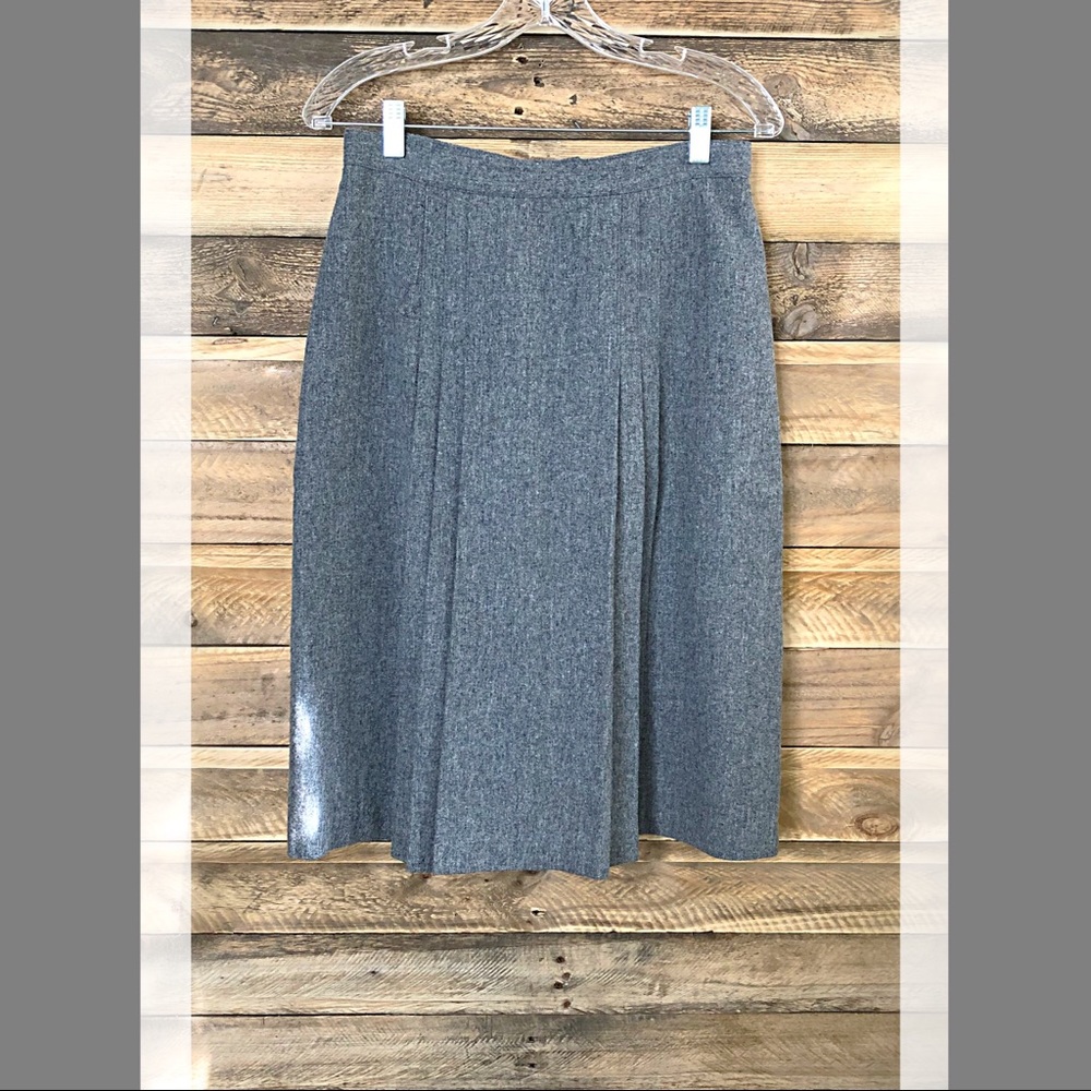 Vintage 100% wool skirt with front pleats in gray